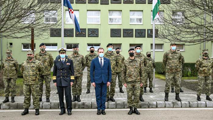 Ministar Banožić i admiral Hranj s hrvatskim vojnicima u Mađarskoj